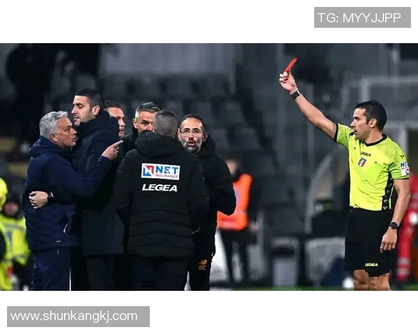 足球明星在赛场上频频遭遇裁判红黄牌考验引发热议