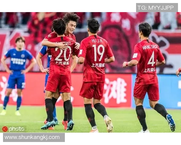 上港与百嘉激战正酣球迷期待精彩对决与绝妙进球瞬间