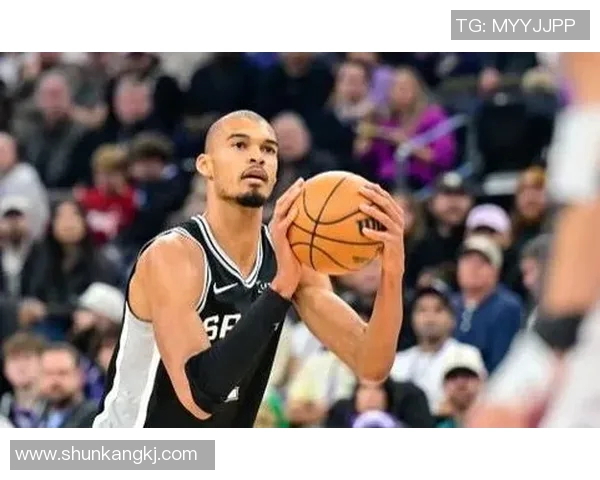 夏季联赛精彩对决马刺与爵士争夺胜利的激烈战斗