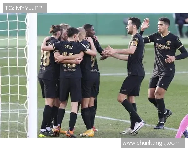 巴塞罗那迎战埃尔切黑猫入场助阵球队争胜